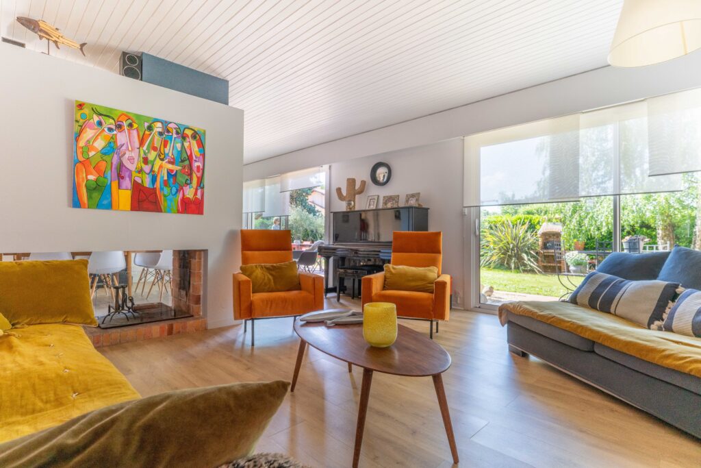Photo d'un salon coloré avec une cheminée