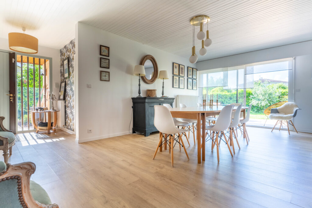 Une grande salle à manger qui avec une table et des chaises.