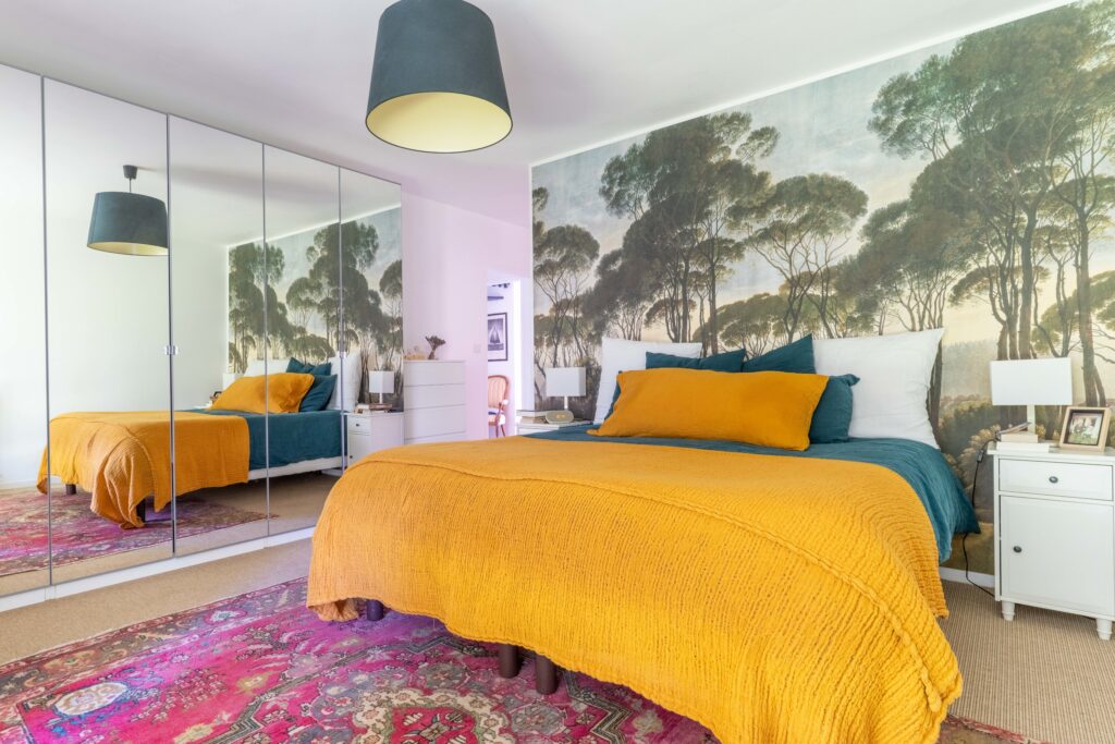Photo d'une magnifique chambre avec une décoration avec un arbre sur le mur derrière le lit
