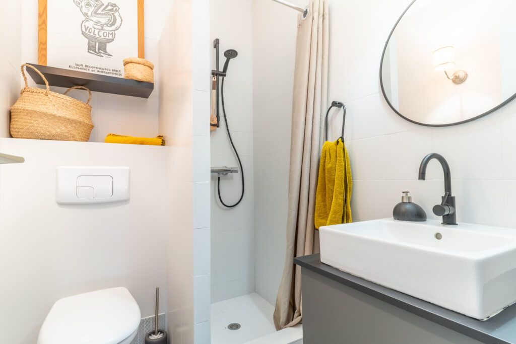 Photo d'une salle de bain blanche et jaune