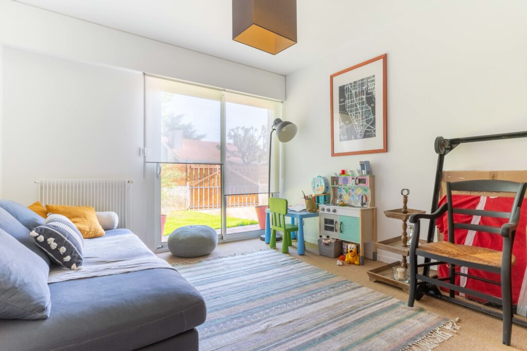 Photo d'une chambre qui donne accès au jardin