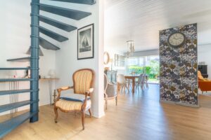 Photo d'un couloir qui donne dans un salon