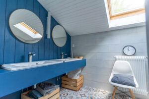 Photo d'une salle de bain décoré en bleu