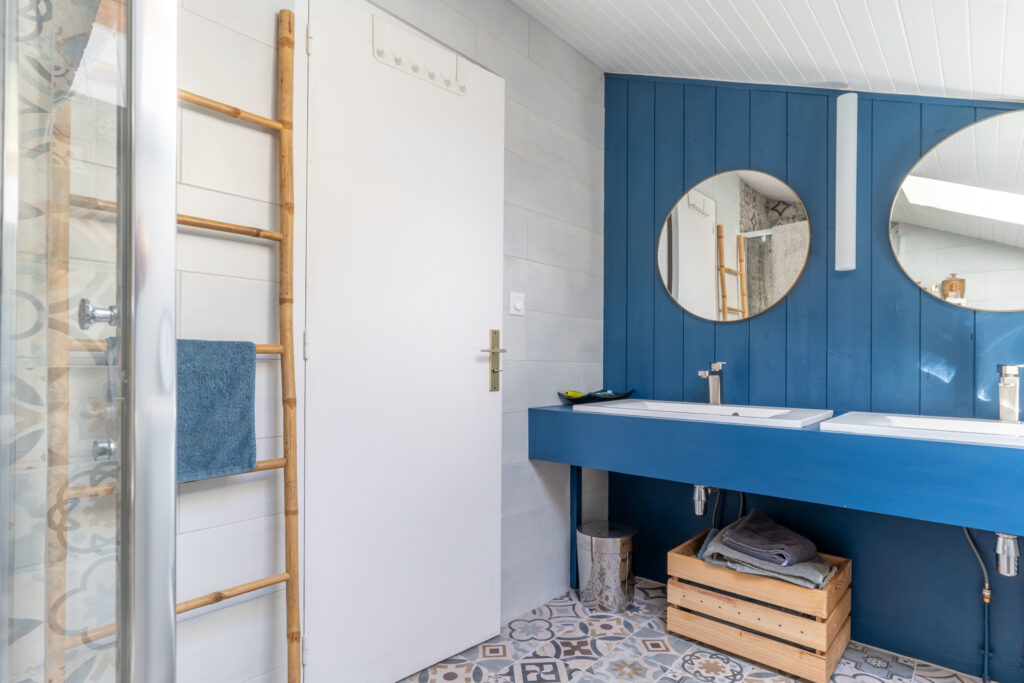 Une salle de bain décoré en bleu.