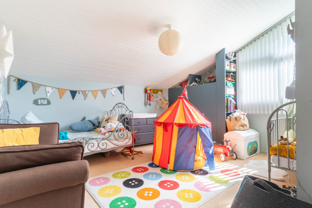 Une chambre d'enfant avec beaucoup de couleurs et des jeux
