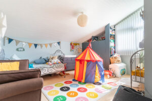 Une chambre d'enfant avec beaucoup de couleurs et des jeux