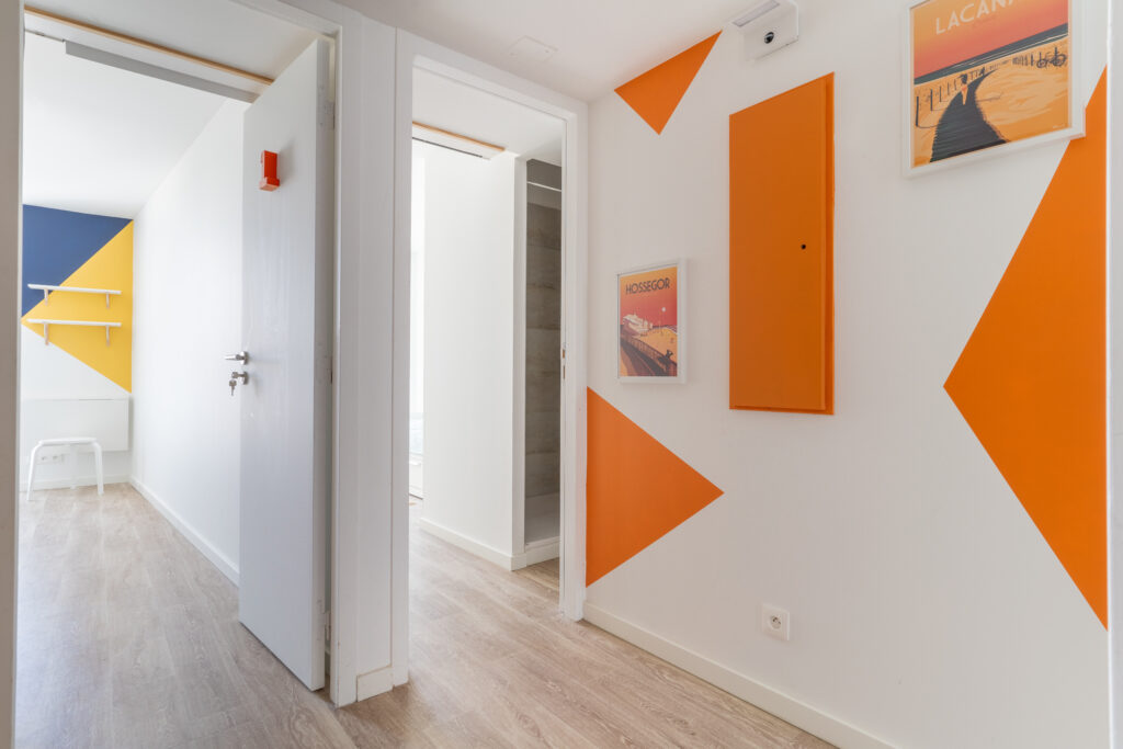Une décoration orange sur les murs, un sol en bois
